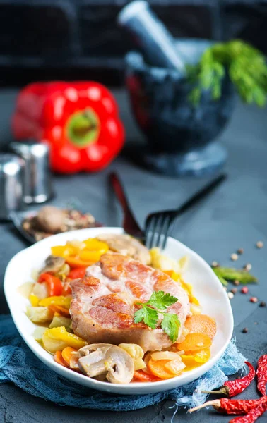 Beyaz tabakta sebzeli eti biftek