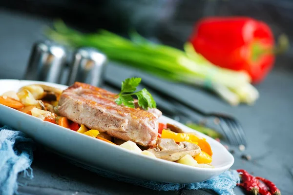 М'ясний стейк з овочами на білій тарілці — стокове фото