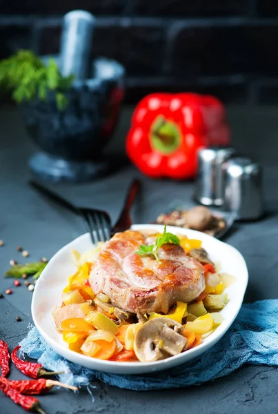 Bistecca di carne con verdure su piatto bianco — Foto Stock