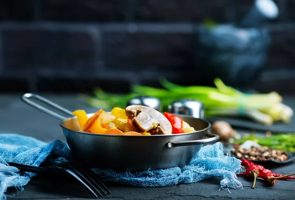 Смажена сковорода з змішаними овочами — стокове фото