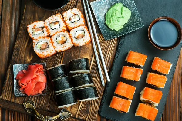 Set de Sushi sobre tabla de madera — Foto de Stock