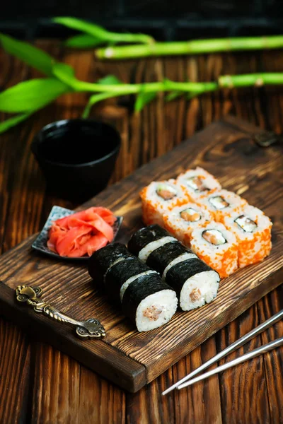 Set de Sushi sobre tabla de madera — Foto de Stock