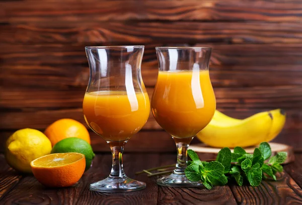 オレンジ ジュースや果物テーブルのガラス — ストック写真