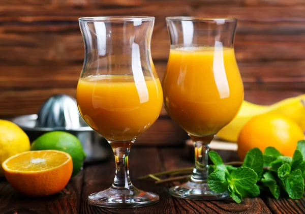 Gläser Orangensaft und Obst Tisch — Stockfoto