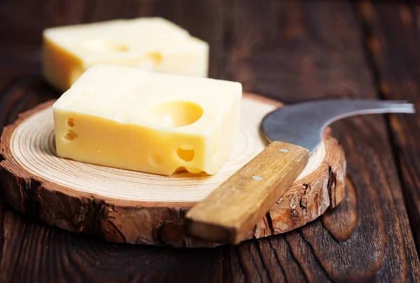Trozos de queso y cuchillo en el escritorio —  Fotos de Stock