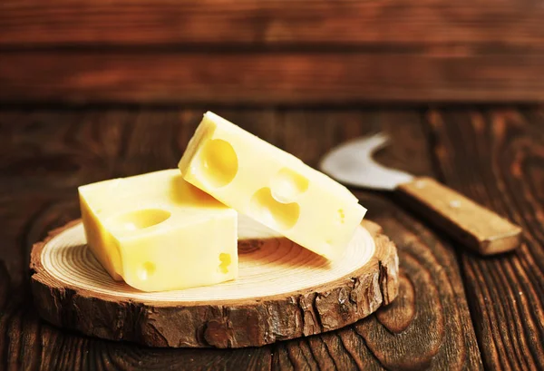 Кусочки сыра на деревянном столе — стоковое фото
