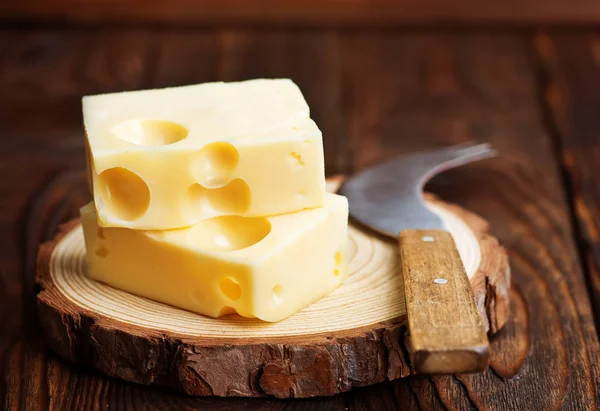 Trozos de queso en escritorio de madera —  Fotos de Stock