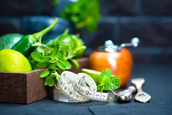 Maßband und Schachtel mit Avocado und Limette — Stockfoto