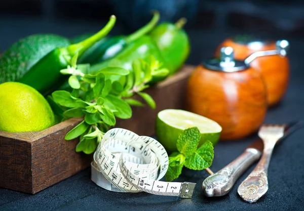 Metro a nastro e scatola con avocado e lime — Foto Stock