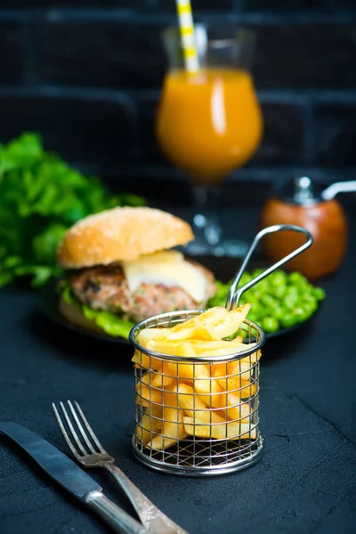 Картофель без металлического держателя с гамбургером — стоковое фото