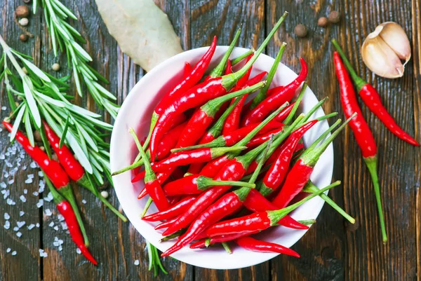 Pimenta vermelha quente na mesa — Fotografia de Stock