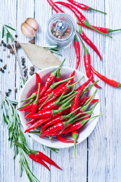 Pimenta vermelha quente na mesa — Fotografia de Stock