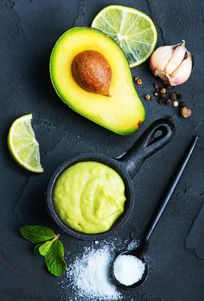 Avokado sås med skivor av lime — Stockfoto