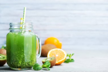 Taze meyveli meyve suyu.