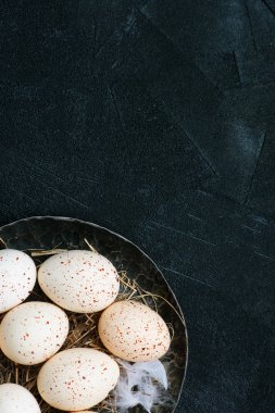 Çiğ tavuk yumurtası.