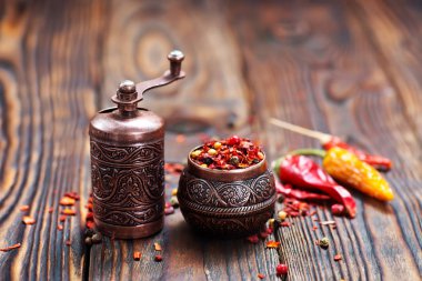 kırmızı biber ve değirmen