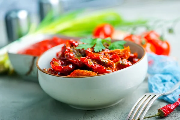 Trockene Tomaten mit frischen Tomaten — Stockfoto