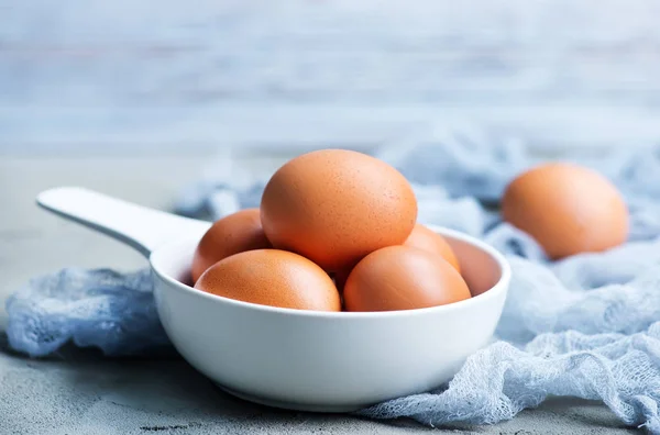 Сырые яйца в белой миске — стоковое фото