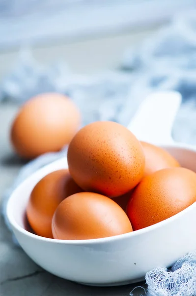 Сырые яйца в белой миске — стоковое фото