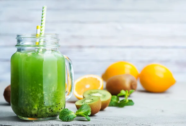 Smoothie mit frischen Früchten — Stockfoto