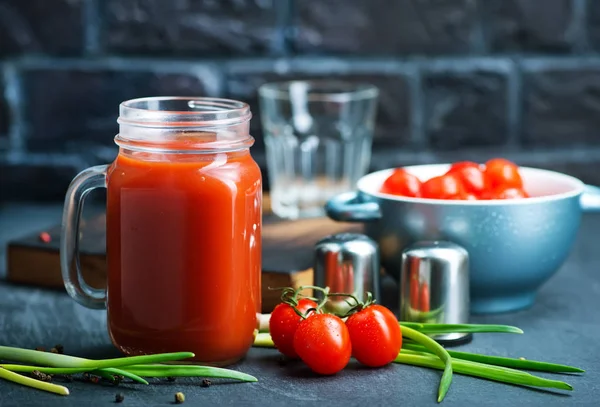 Sok pomidorowy w banku — Zdjęcie stockowe