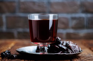 Kuru erik ve içecek 