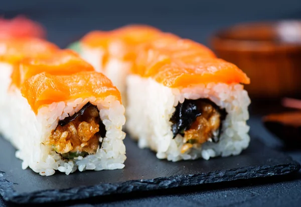 Суши со свежей рыбой — стоковое фото