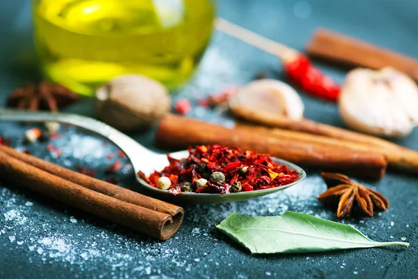 Las especias aromáticas sobre la mesa — Foto de Stock