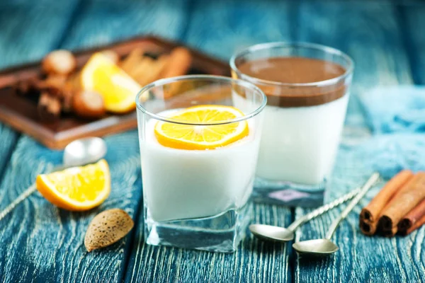 Молоко десерты с шоколадом — стоковое фото