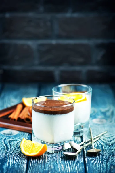 Milchdesserts mit Schokolade — Stockfoto