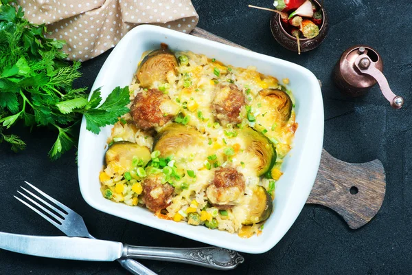 Gebackenes Gemüse mit Frikadellen — Stockfoto