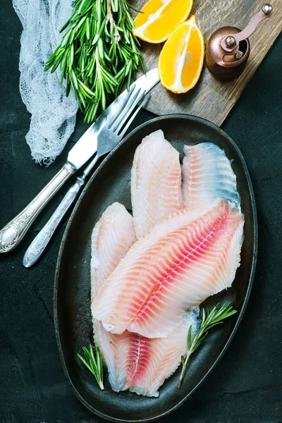 Peixe cru com especiarias — Fotografia de Stock