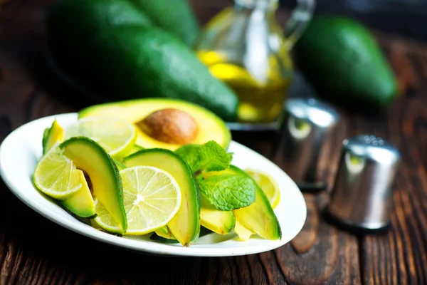 Салат авокадо на тарелке — стоковое фото