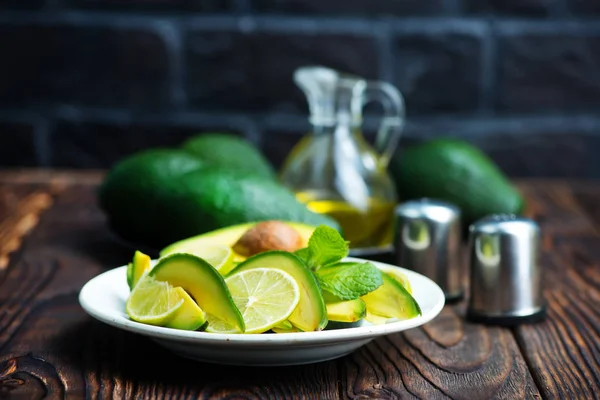 Plaka üzerinde Avokado salatası — Stok fotoğraf