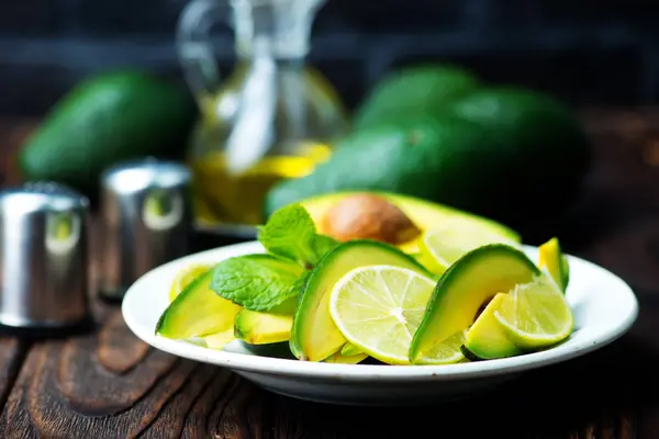 Ensalada de aguacate en plato — Foto de Stock