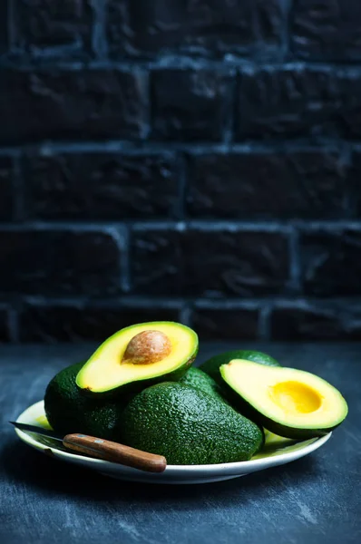 Свіжі авокадо на столі — стокове фото