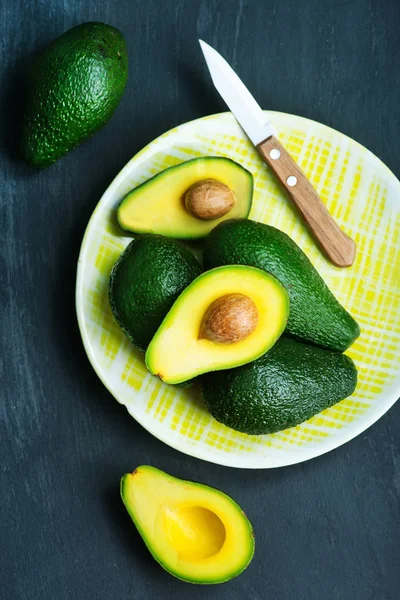 Свіжі авокадо на столі — стокове фото