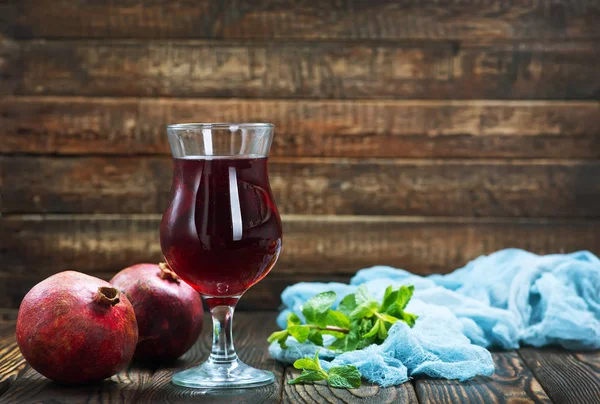 Pomegranate juice in glass — Stock Photo, Image