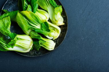 temiz pak choi plaka üzerinde 