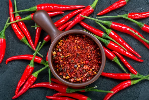 Chili paprika, a fekete asztal, — Stock Fotó