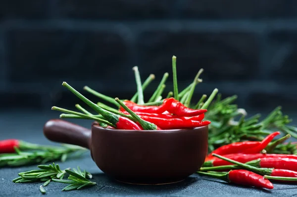 Chili paprika, a fekete asztal, — Stock Fotó