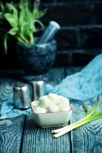 Mozzarella dans un bol sur une table — Photo