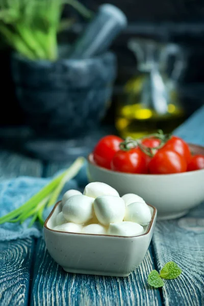 Mozzarella i skål på ett bord — Stockfoto