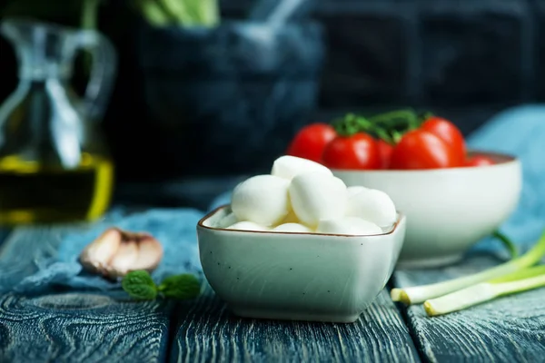 Mozzarella dans un bol sur une table — Photo