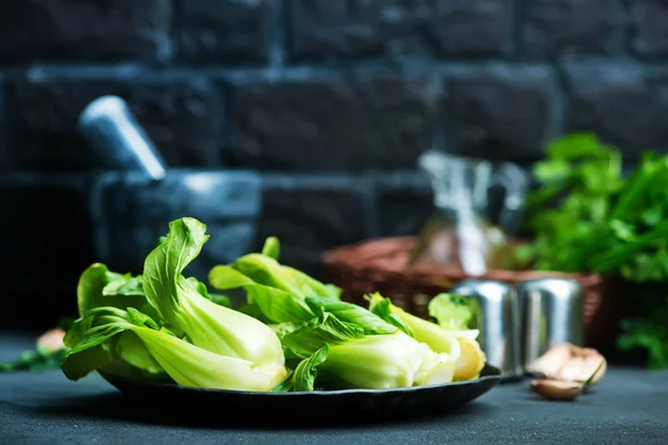 Pak choi fresco sul piatto — Foto Stock