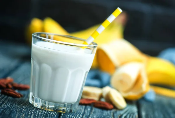 Bananen yoghurt in glas — Stockfoto