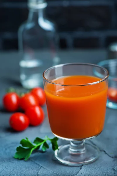 Sok pomidorowy w szklance — Zdjęcie stockowe