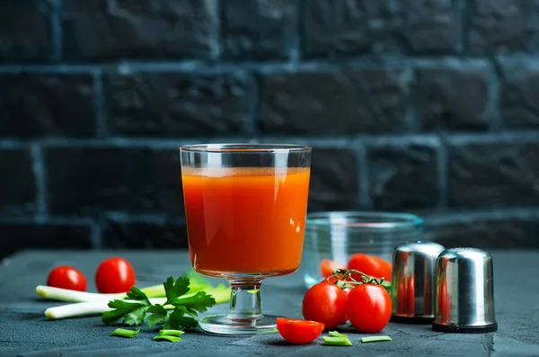 Χυμός ντομάτας σε ποτήρι — Φωτογραφία Αρχείου
