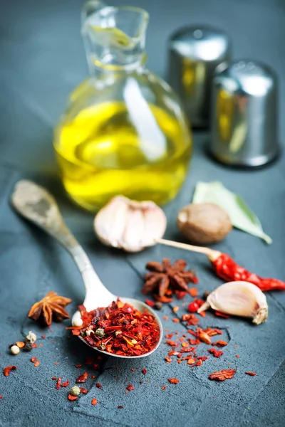 Temperos de aroma em uma mesa — Fotografia de Stock