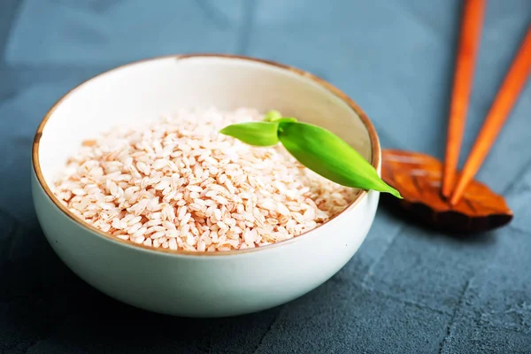 Riceraw arroz rosa en tazón — Foto de Stock